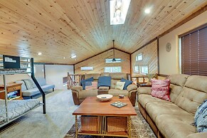 Lakefront Outing Home: Private Dock + Volleyball!