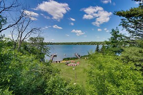 Lakefront Outing Home: Private Dock + Volleyball!