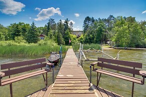 Lakefront Outing Home: Private Dock + Volleyball!