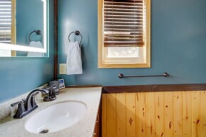 Lakefront Outing Home: Private Dock + Volleyball!