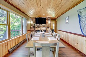 Lakefront Outing Home: Private Dock + Volleyball!