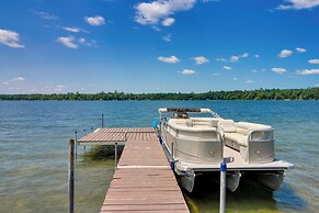 Lakefront Outing Home: Private Dock + Volleyball!
