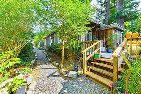 Fort Bragg 'secret Garden' Cabin w/ Hot Tub, Views