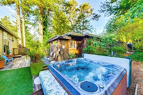 Fort Bragg 'secret Garden' Cabin w/ Hot Tub, Views