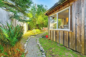 Fort Bragg 'secret Garden' Cabin w/ Hot Tub, Views