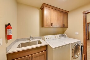 Pet-friendly Oldtown Retreat: Hot Tub + Kayaks!