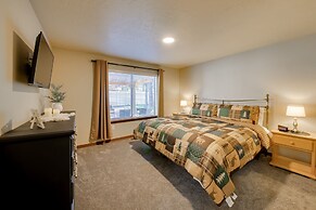 Pet-friendly Oldtown Retreat: Hot Tub + Kayaks!