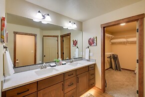 Pet-friendly Oldtown Retreat: Hot Tub + Kayaks!