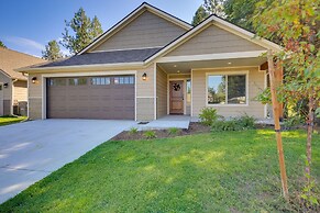 Pet-friendly Oldtown Retreat: Hot Tub + Kayaks!