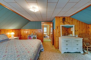 Cape House in Farmington w/ Shared Outdoor Pool!