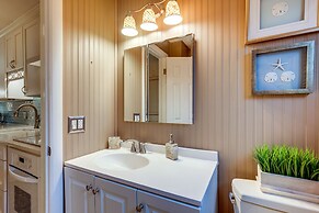 Canandaigua Lake Romantic Getaway w/ Boat Slip!