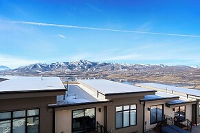 Hideout Haven: Luxe Retreat w/ Lake View & Hot Tub