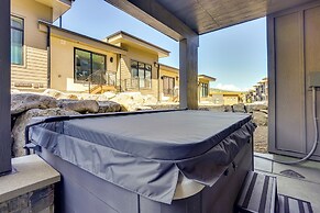 Hideout Haven: Luxe Retreat w/ Lake View & Hot Tub