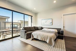 Hideout Haven: Luxe Retreat w/ Lake View & Hot Tub