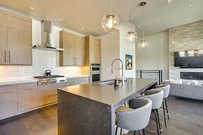 Hideout Haven: Luxe Retreat w/ Lake View & Hot Tub