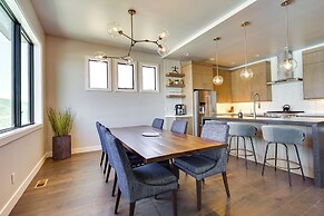 Hideout Haven: Luxe Retreat w/ Lake View & Hot Tub