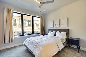 Hideout Haven: Luxe Retreat w/ Lake View & Hot Tub