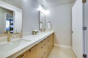 Hideout Haven: Luxe Retreat w/ Lake View & Hot Tub