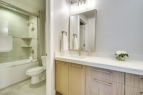 Hideout Haven: Luxe Retreat w/ Lake View & Hot Tub