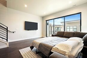 Hideout Haven: Luxe Retreat w/ Lake View & Hot Tub