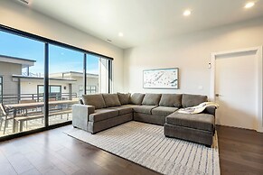 Hideout Haven: Luxe Retreat w/ Lake View & Hot Tub