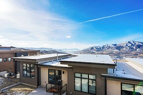 Hideout Haven: Luxe Retreat w/ Lake View & Hot Tub