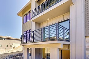 Hideout Haven: Luxe Retreat w/ Lake View & Hot Tub