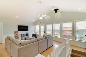 Spacious Yellville Retreat w/ Deck & Balcony