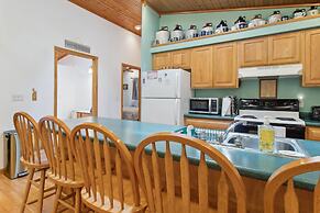 Serene Yellville Retreat w/ Hot Tub on 85 Acres