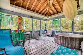 Peaceful Pocono Retreat: Hot Tub & Covered Deck!