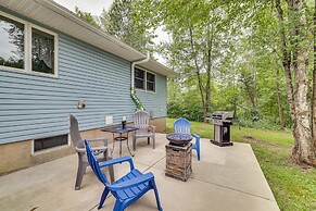 Peaceful Pocono Retreat: Hot Tub & Covered Deck!