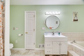 Peaceful Pocono Retreat: Hot Tub & Covered Deck!