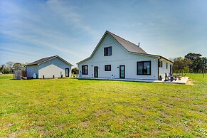 Stunning Chesapeake Bay Farmhouse w/ Dock & Kayaks