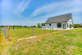 Stunning Chesapeake Bay Farmhouse w/ Dock & Kayaks