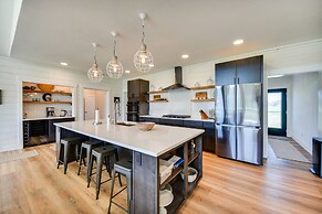 Stunning Chesapeake Bay Farmhouse w/ Dock & Kayaks