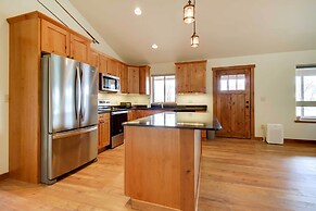 Beautiful Jefferson River Cabin w/ Mountain Views!