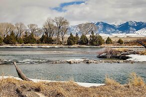 Beautiful Jefferson River Cabin w/ Mountain Views!