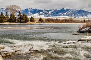 Beautiful Jefferson River Cabin w/ Mountain Views!