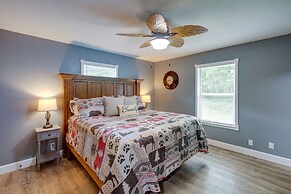 Serene Bryant Retreat w/ Private Hot Tub!