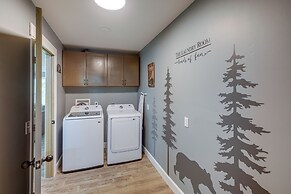 Serene Bryant Retreat w/ Private Hot Tub!