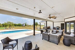 Spacious Wills Point Retreat w/ Pool & Pond!