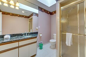 Lakefront Shelby Twp Getaway w/ Swim Pond!