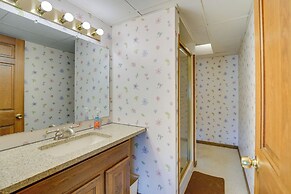 Lakefront Shelby Twp Getaway w/ Swim Pond!