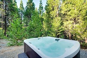 Hike, Ski & Unwind: Cabin w/ Hot Tub in Pioneer!