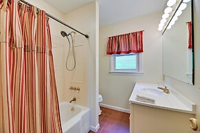 Lakefront Canandaigua Home w/ Dock & Kayak!