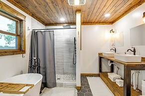 Family-friendly Seward Home w/ Sauna & Pool!