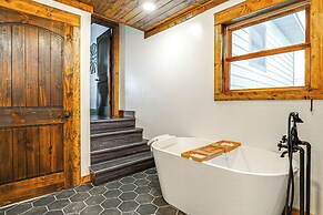 Family-friendly Seward Home w/ Sauna & Pool!