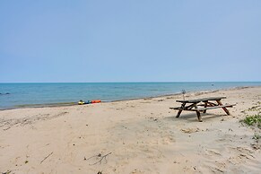 Beachy Palms Cottage on Lake Huron w/ Hot Tub!