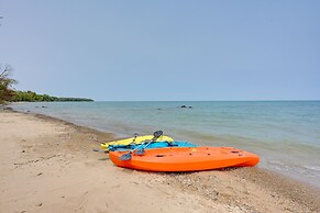 Beachy Palms Cottage on Lake Huron w/ Hot Tub!
