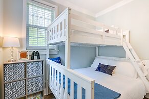 Beachy Palms Cottage on Lake Huron w/ Hot Tub!